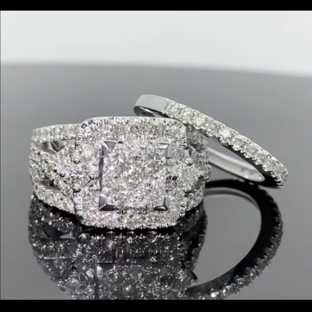 Amazing 2.50 carat 10k white gold diamond ring set! Retail $4000